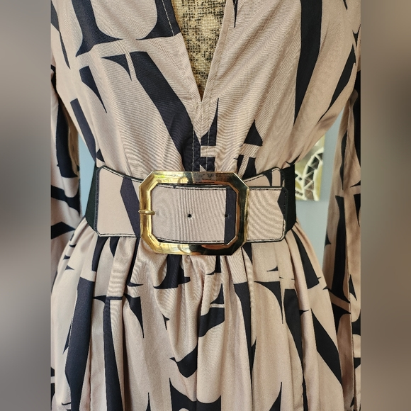 Graphic Split Thigh Belted Dress - Picture 3 of 8